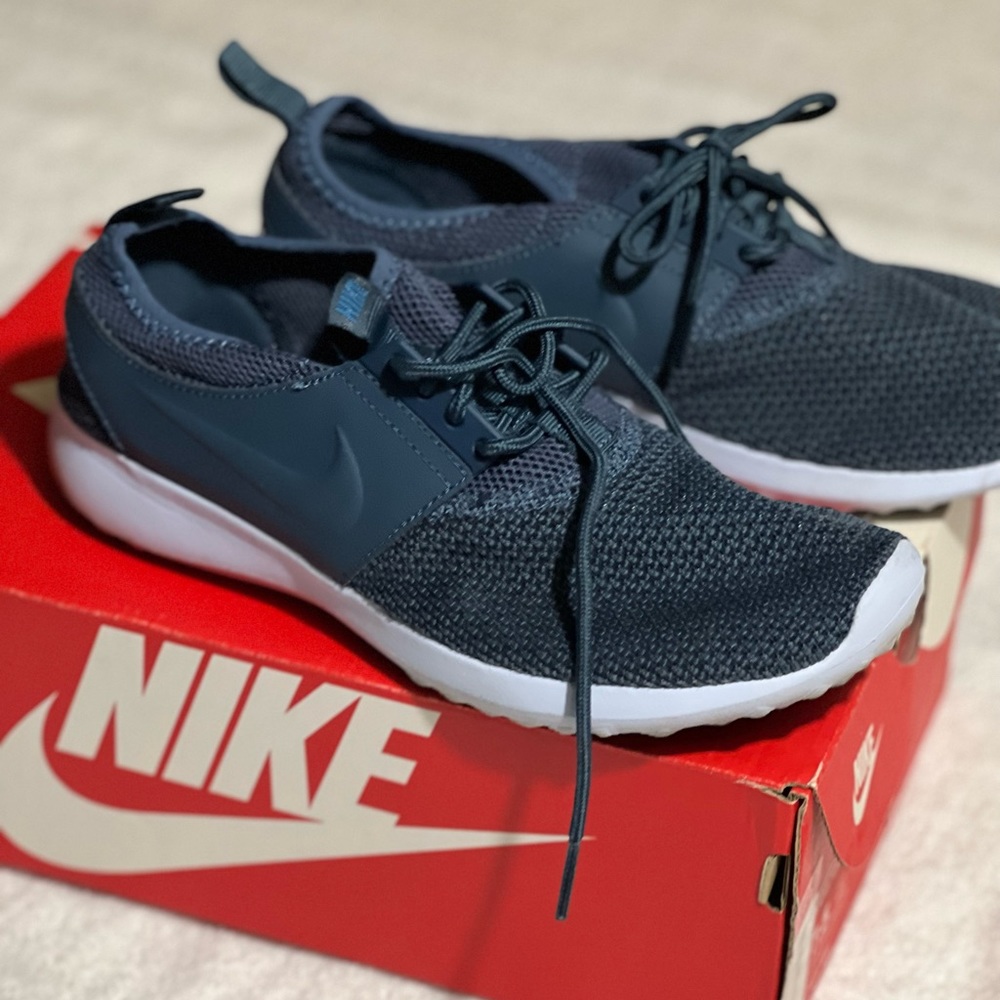 Women navy blue Nike juvenate tennis